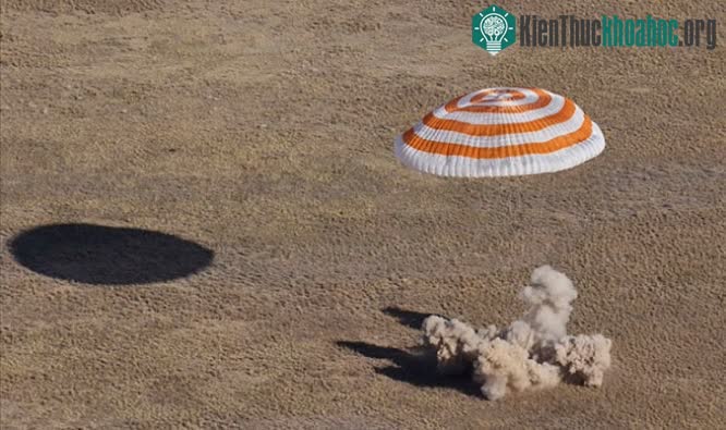 Tàu Soyuz MS-21 tiếp đất bằng dù xuống một thảo nguyên ở Kazakhstan.