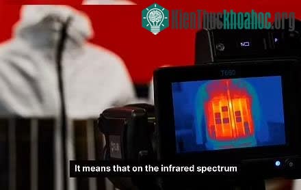 Áo tàng hình với vài mảnh đang được điều chỉnh để lạnh đi và tàng hình trước camera tầm nhiệt
