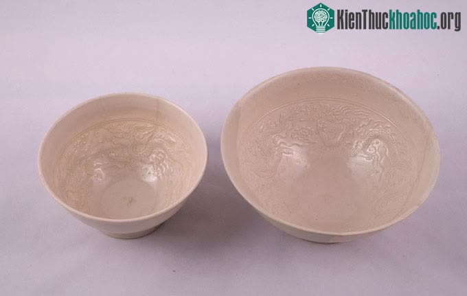 Hai bát sứ ngự dụng có kích thước khác nhau nhưng cấu trúc, họa tiết giống nhau.
