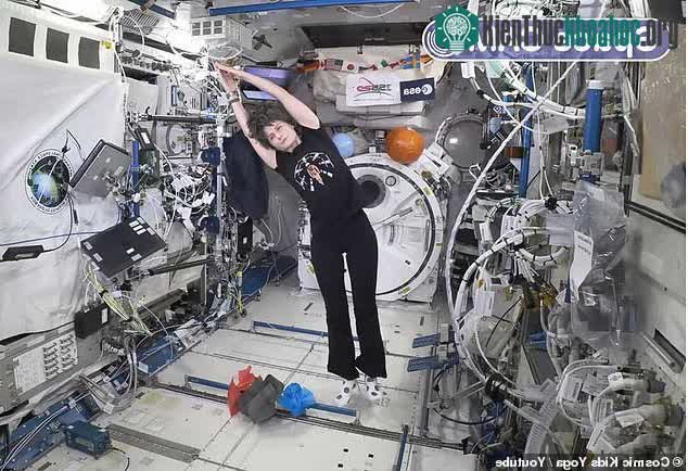&nbsp;Phi hành gia người Ý Samantha Cristoforetti tập yoga trên trạm vũ trụ quốc tế ISS.