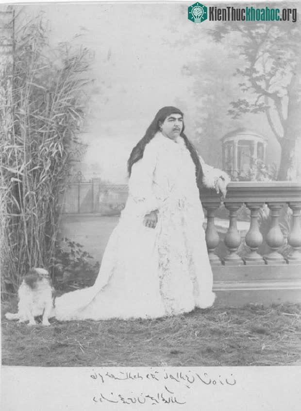 Cô gái trong ảnh là Công chúa Fatemeh Khanum "Esmat al-Dowleh"