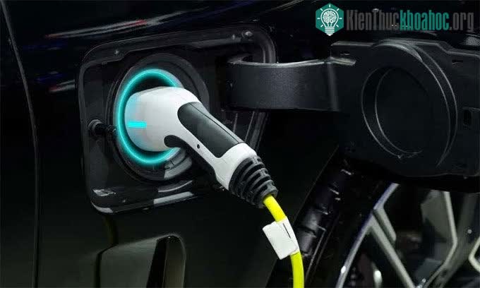 Cận cảnh phích cắm của trạm sạc điện công nghiệp.