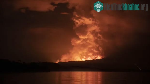 &nbsp;Cột khói phun lên từ miệng núi lửa Nyiragongo ở CHDC Congo ngày 22/5/2021.