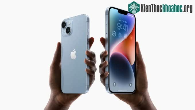 iPhone 14 Plus (phải) là phiên bản hoàn toàn mới