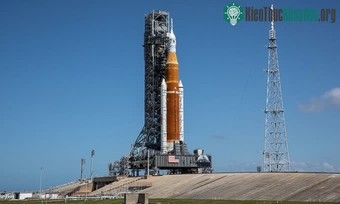 Tổ hợp tên lửa SLS trên bệ phóng.