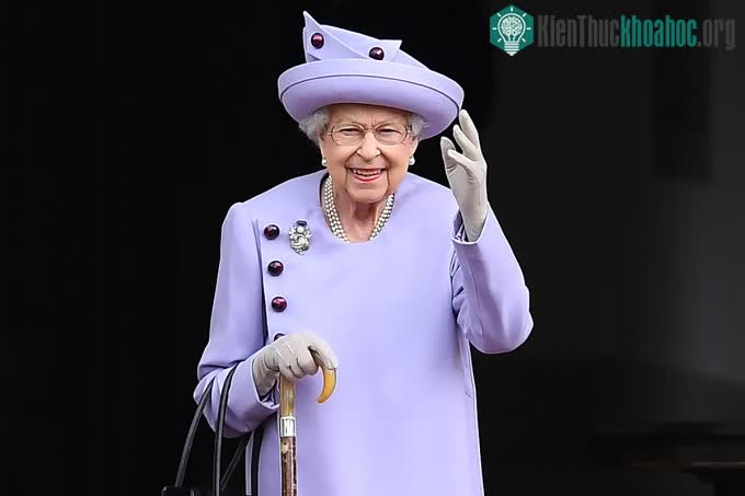 Nữ hoàng Anh Elizabeth II tại Cung điện Holyroodhouse ở Edinburgh, Scotland hồi tháng 6.
