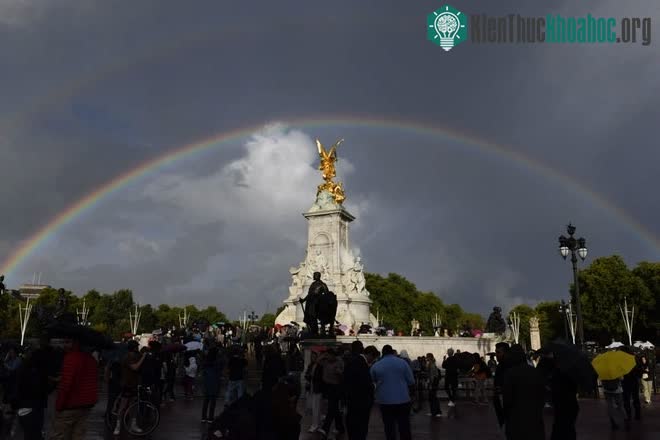 Đám đông bên dưới cầu vồng đôi bên ngoài Điện Buckingham ở London hôm 8/9.