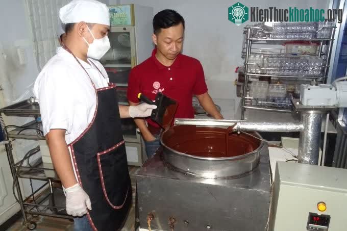 Tác giả Nguyễn Hồng Huy (trái) bên sản phẩm máy gia nhiệt.
