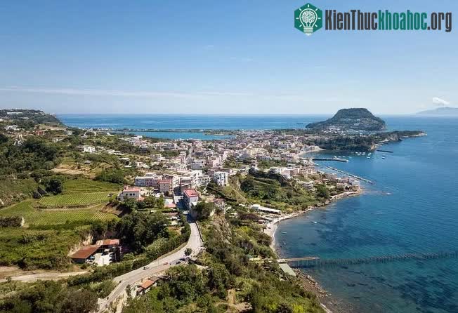 Thành phố Baia nằm dọc bờ biển phía Tây nước Ý.