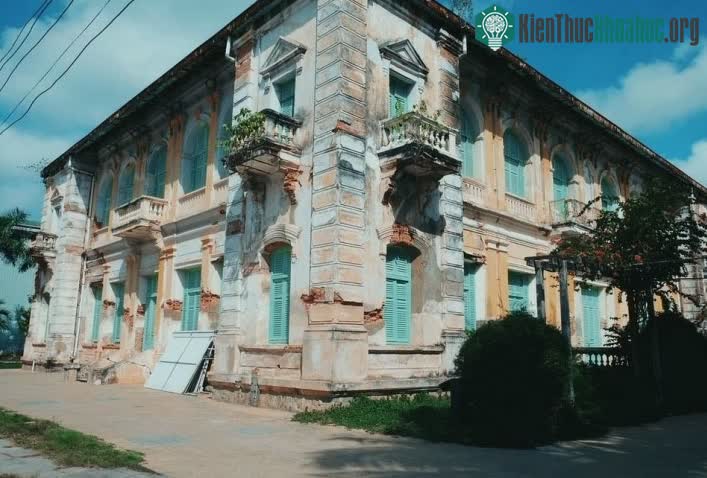 Dinh tỉnh trưởng Gò Công cách TP.HCM khoảng 50km.