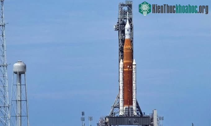 Tổ hợp Artemis 1 ở bệ phóng 39B.