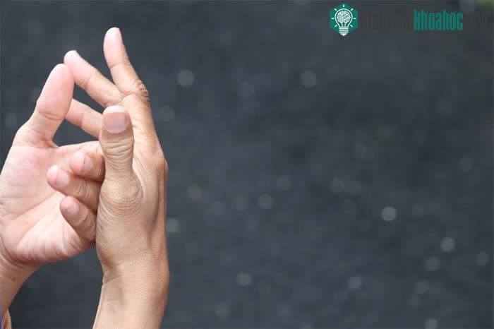 Tay, chân yếu, không thể kiểm soát là một trong những dấu hiệu sớm của đột quỵ não.