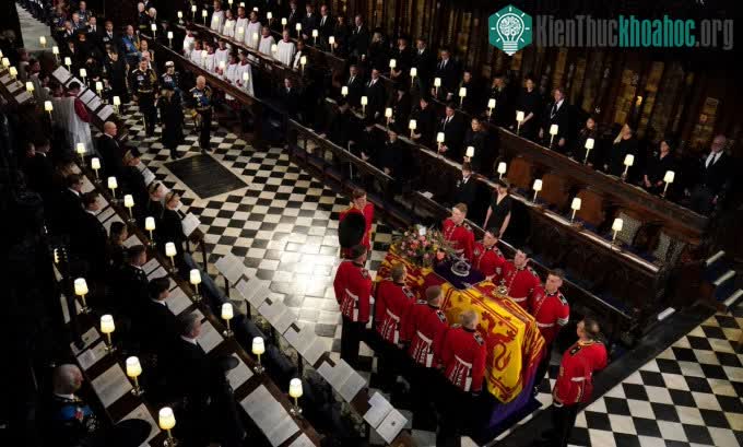 Nữ hoàng Elizabeth II được an táng cạnh Hoàng thân Philip ảnh 0