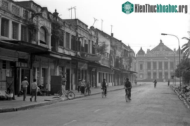 Phố Tràng Tiền và Nhà hát Lớn ở Hà Nội năm 1989.