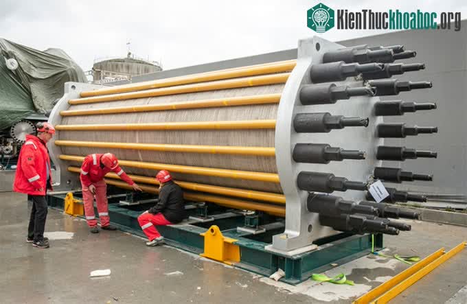 Một phần của máy điện phân nước lớn nhất thế giới.