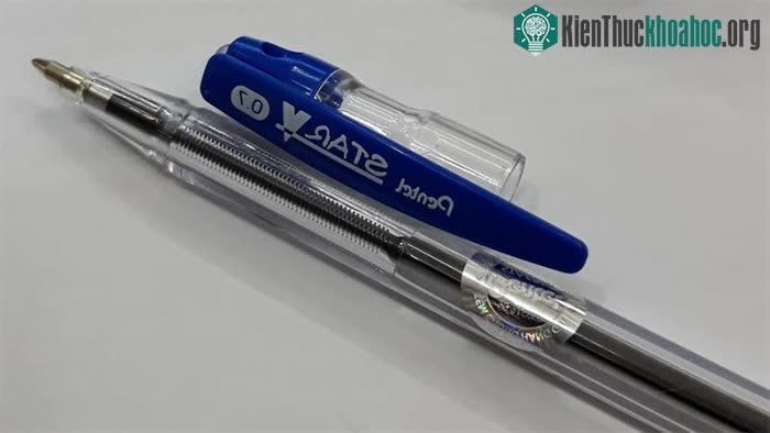Hãy đậy nắp hoặc bấm cho đầu bút bi thụt vào trong nếu không dùng nữa.