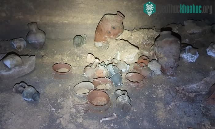 Một lượng lớn đồ vật có tình trạng gần như nguyên vẹn được tìm thấy trên sàn hang.