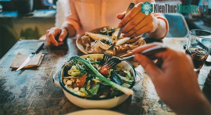 Việc bạn ăn gì và ăn như thế nào sẽ ảnh hưởng đến sức khỏe tinh thần của bạn