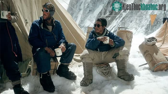 Tenzing Norgay và Edmund Hillary uống trà ở Western Cwm
