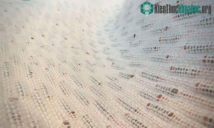 Vải dệt tích hợp pin mặt trời có thể sạc thiết bị điện tử.