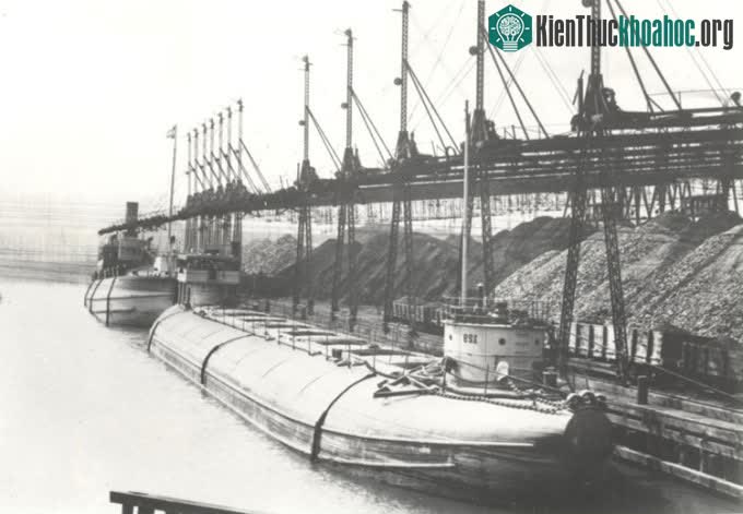 Tàu Barge 129 chở than vào năm 1895.