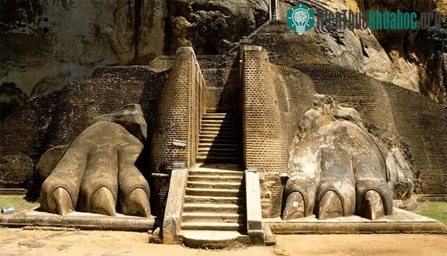 Sử thi Mahavamsa của Sri Lanka kể về hoàng tử Vijaya, cháu của một con sư tử