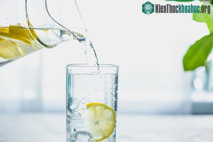Thêm trái cây tươi như chanh vào nước để tăng thêm hương vị.