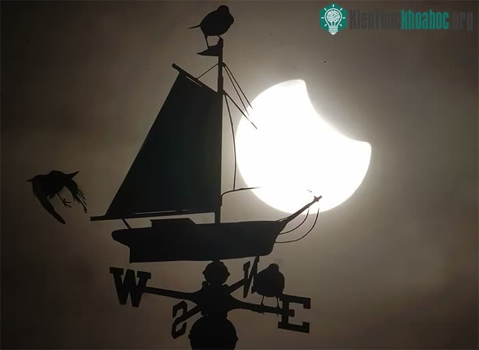 Nhật thực một phần phía sau biểu tượng thuyền buồm trên đỉnh tòa nhà công cộng Cullercoats Watch House
