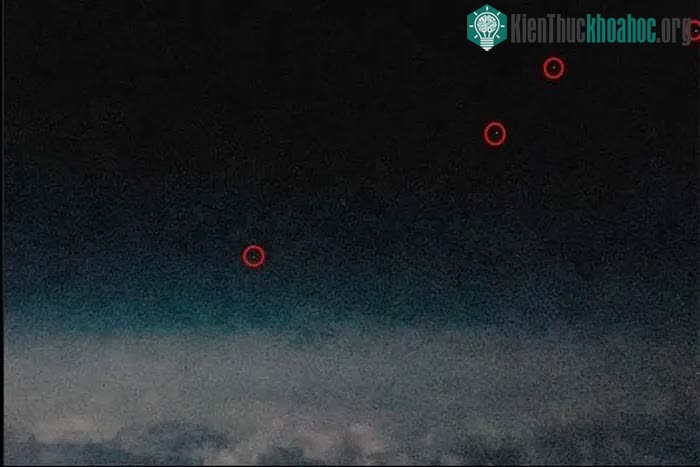 Nhiều phi công báo cáo về việc nhìn thấy UFO khi bay qua Thái Bình Dương.