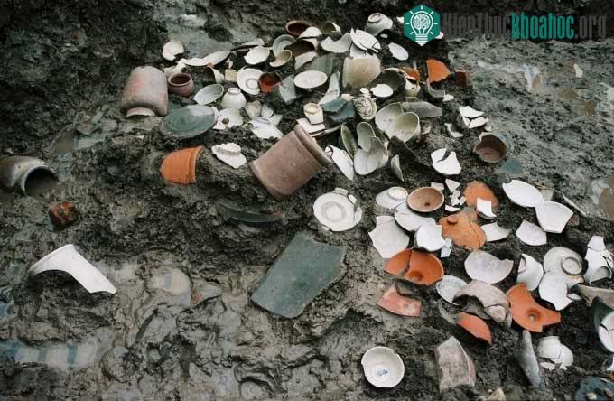 Hiện trường khai quật bát