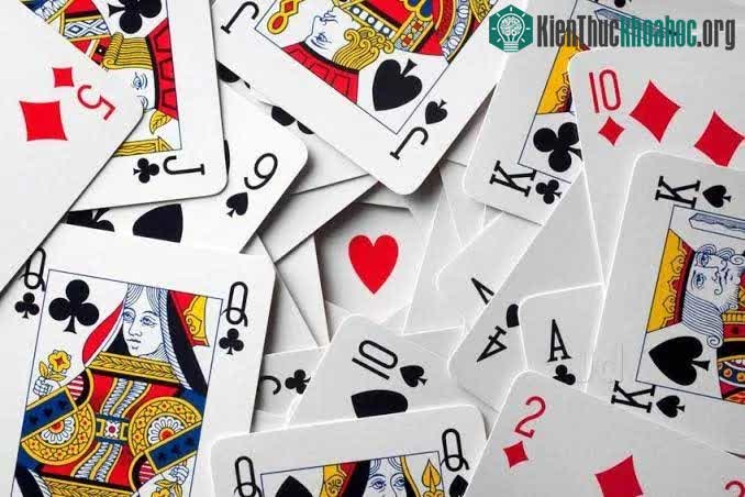 Việc chơi bài có nguồn gốc ở châu Á trước khi lan sang châu Âu, châu Mỹ và toàn thế giới.