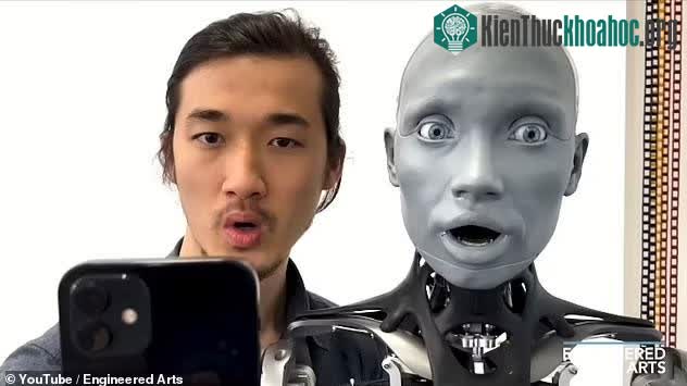 Ameca có khả năng bắt chước chính xác mọi cử chỉ của nhà khoa học