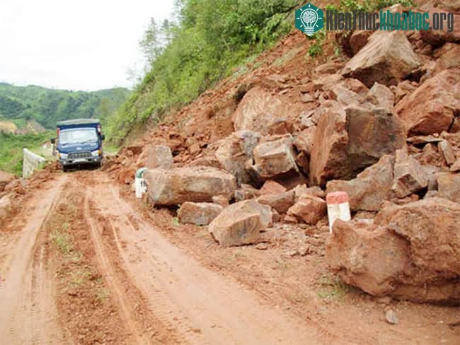 Khi lái xe bên cạnh các sườn dốc trong thời tiết xấu, hãy để ý các vết lở đất