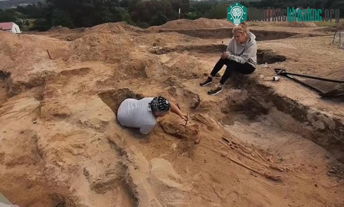 Các nhà khảo cổ đang làm việc tại hiện trường