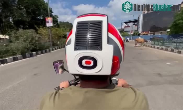 Mũ bảo hiểm đặc biệt có gắn bộ lọc và một chiếc quạt ở phía sau.