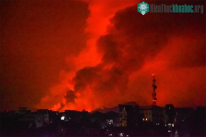 Khói và lửa tại vụ phun trào núi lửa ở Núi Nyiragongo gần Goma, CHDC Congo