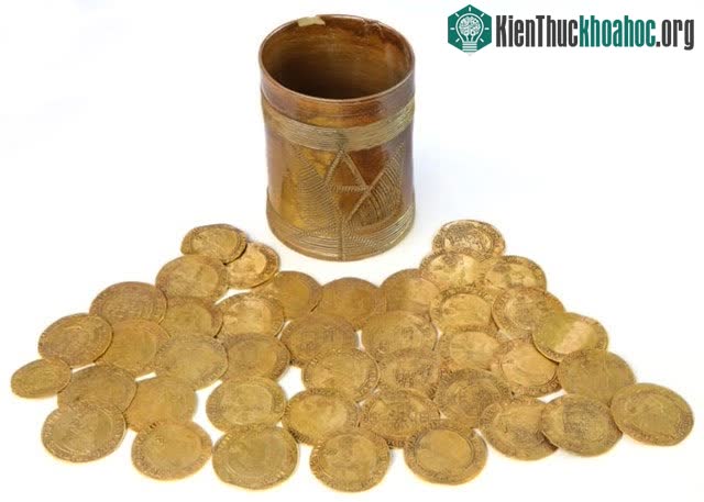 Những đồng tiền giấu ngay dưới sàn gỗ của nhà bếp từ thế kỷ 17,18