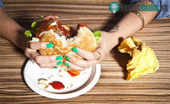 Lựa chọn đồ nướng thay cho đồ chiên rán giúp hạn chế lượng cholesterol trong cơ thể.