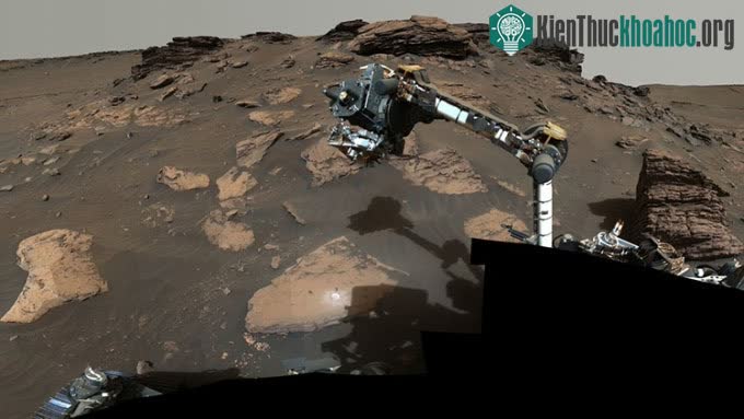 Perseverance sử dụng cánh tay robot để kiểm tra mỏm đá Skinner Ridge.