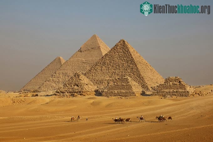 Quần thể kim tự tháp Giza của nền văn minh Ai Cập cổ đại.