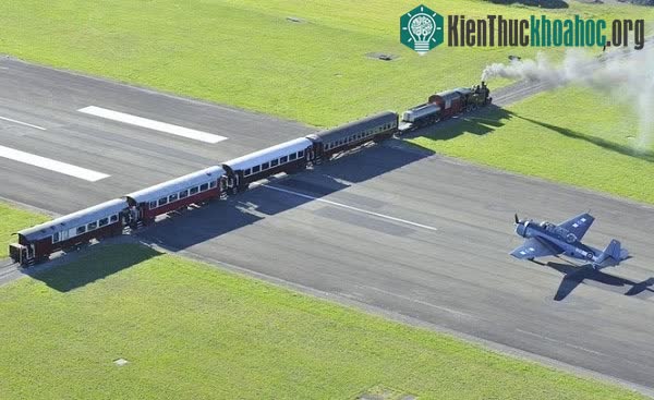 Khoảng khắc khó tin tại một tuyến đường sắt giao với đường băng ở New Zealand.