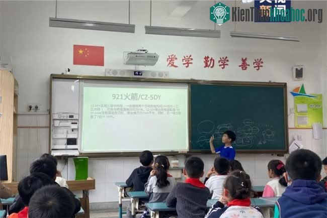Yan tự tin chia sẻ kiến thức thiên văn cho bạn học.