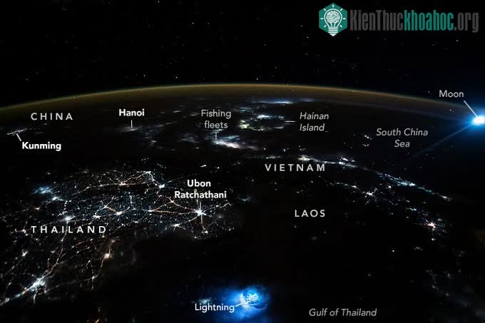 NASA xác định nguồn gốc 2 đốm sáng kỳ lạ.