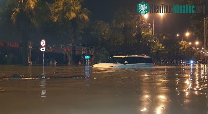 Đà Nẵng ngập một mét, nhiều người dân kêu cứu ảnh 1