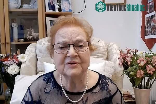 Hình cắt từ video phiên bản kỹ thuật số của mẹ Smith nói chuyện tại đám tang.