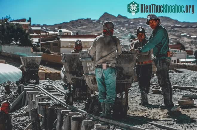 Công nhân khai thác quặng tại núi Cerro Rico.