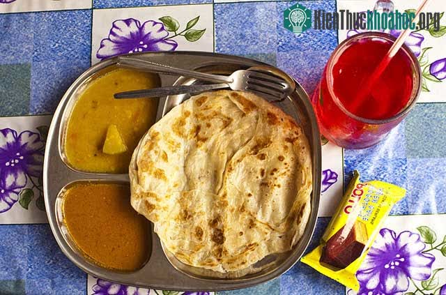 Kuala Lumpur, Malaysia: bánh roti, cà ri, thanh kẹo, đồ uống ngọt.