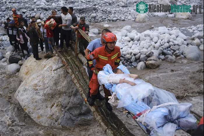 Tỉnh Tứ Xuyên nằm ở nơi giao nhau giữa các mảng kiến tạo, do đó thường xuyên ghi nhận động đất