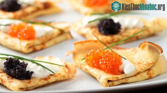 Trứng cá muối là món ăn không thể thiếu của người Nga vào mỗi bữa sáng.