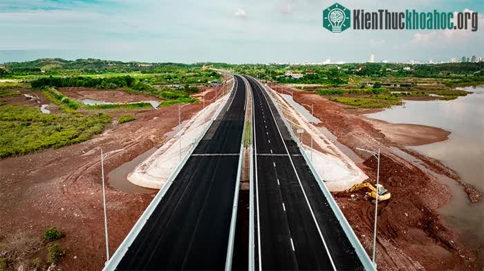 Người dân tỏ ra lo ngại khi dọc tuyến cao tốc hơn 80km này không có trạm xăng